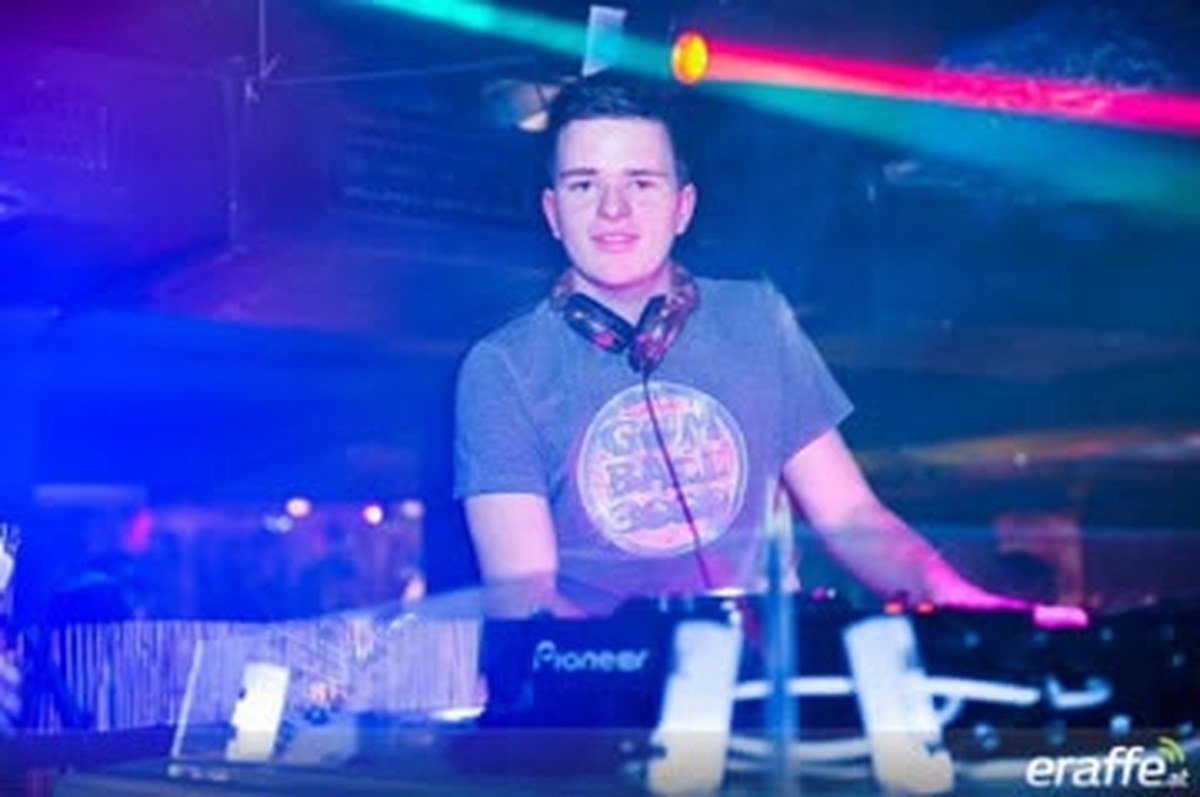DJ π:po in seinen frühen Jahren am DJ-Pult