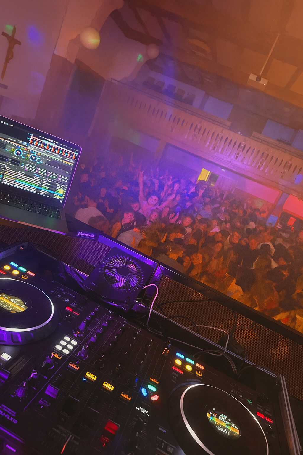 Blick vom DJ-Pult auf die Tanzfläche
