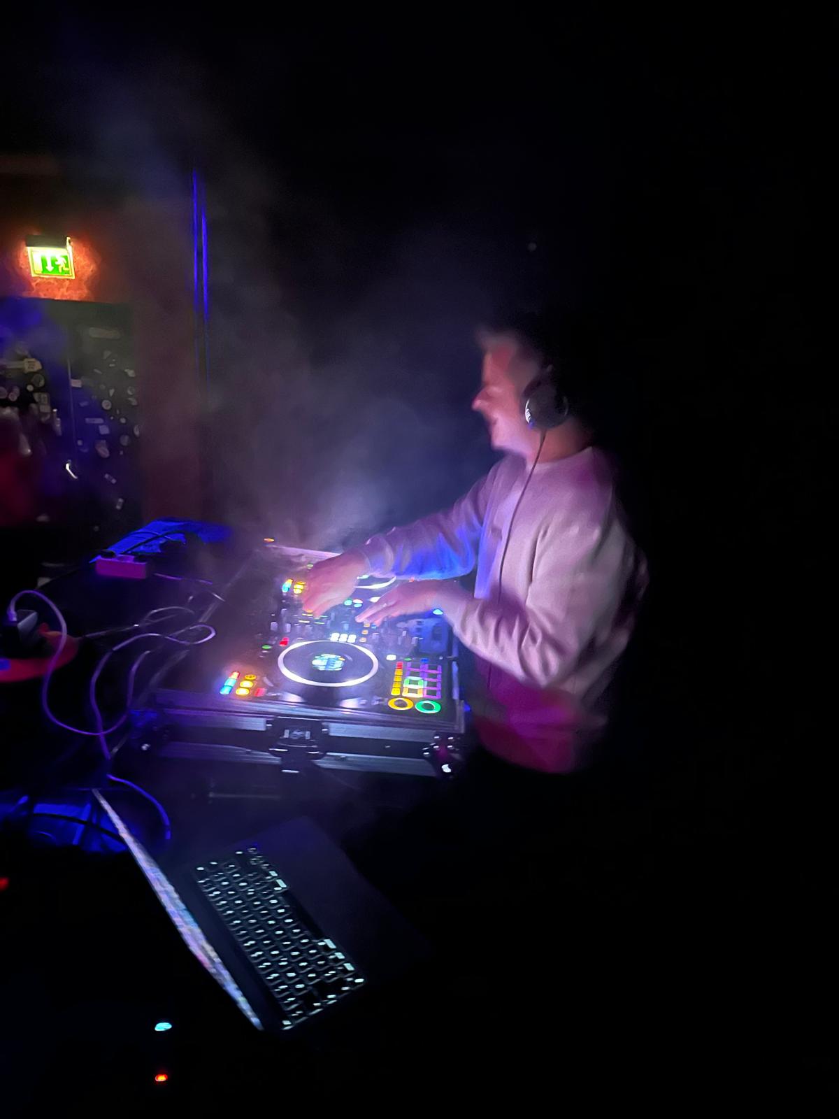 DJ π:po beim Auflegen