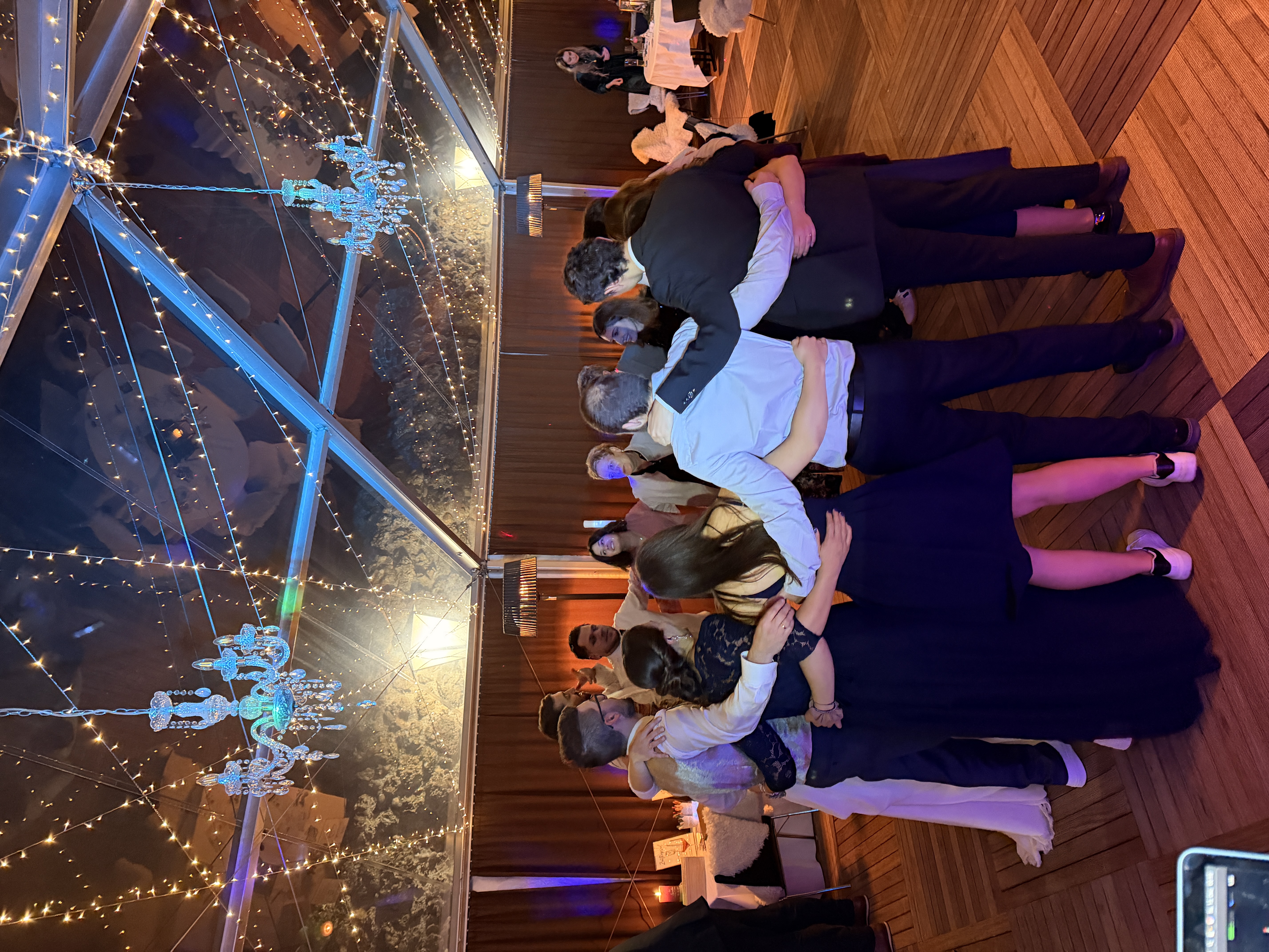 Gäste feiern auf der Tanzfläche