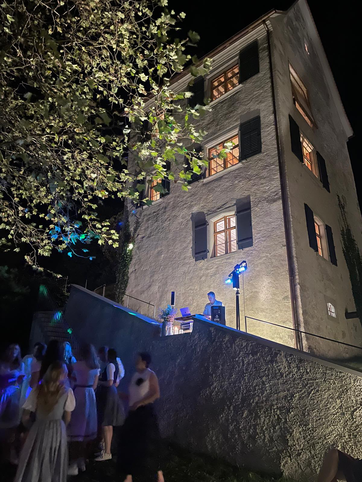 DJ-Event an einer Location bei Nacht